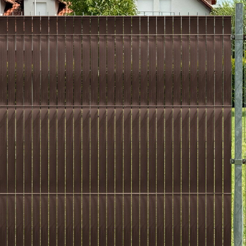 PVC-Sichtschutzstreifen für Zäune – schmaler, vertikaler Streifen für Gittermattenzäune, für Sicken geeignet, 900 g/m², braun RAL 8017