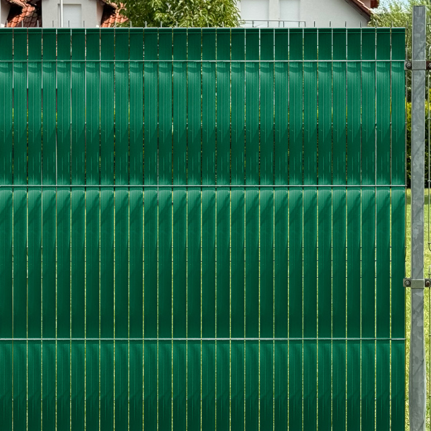 PVC-Sichtschutzstreifen für Zäune – schmaler, vertikaler Streifen für Gittermattenzäune, für Sicken geeignet, 900 g/m², grün RAL 6005