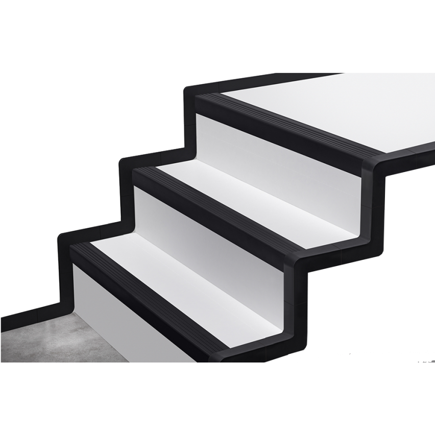 Ein Set für die Endbearbeitung von PVC-Treppen in Schwarz