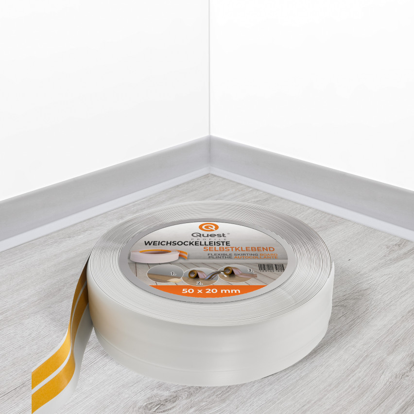 Die Weichsockelleiste von QUEST selbstklebend 50x20 mm. Eine super flexible  Wandabschlussleiste für Küche und Bad. Ideale Bodenleiste aus PVC