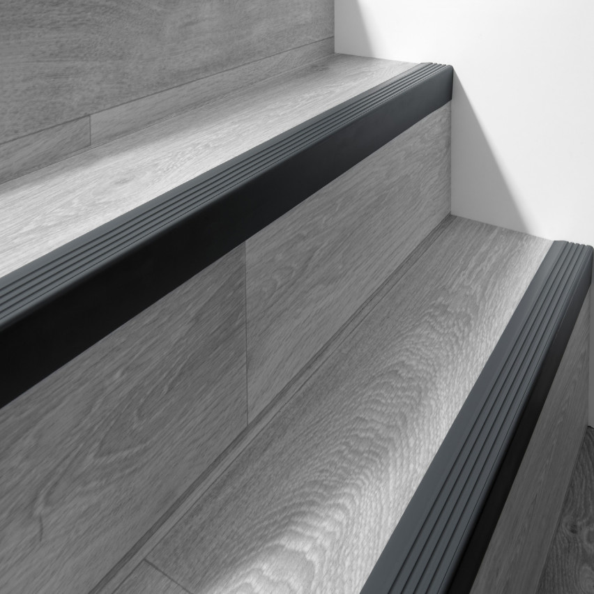 Rutschfestes Treppenprofil mit Kleber, 50x42mm, schwarz, 