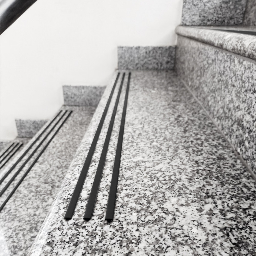 Anti-Rutsch-Treppenprofil schwarz, 10mm, gerillt, 25m