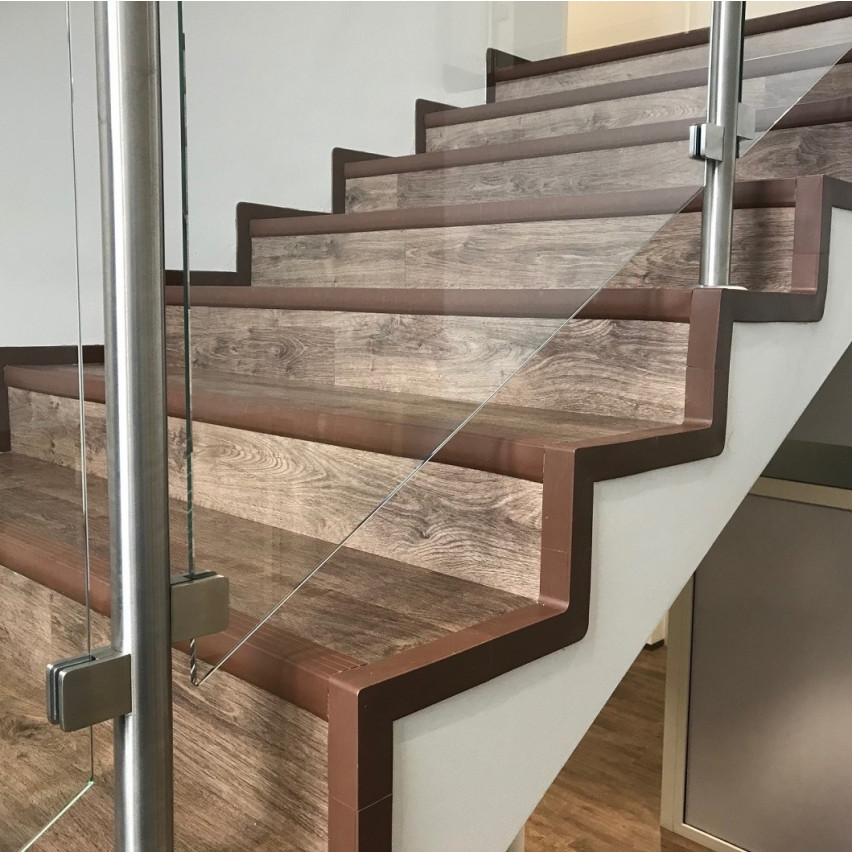 PVC Sockelleiste an Treppen, Wandleiste für Stufen, Innenelement, P2, schwarz