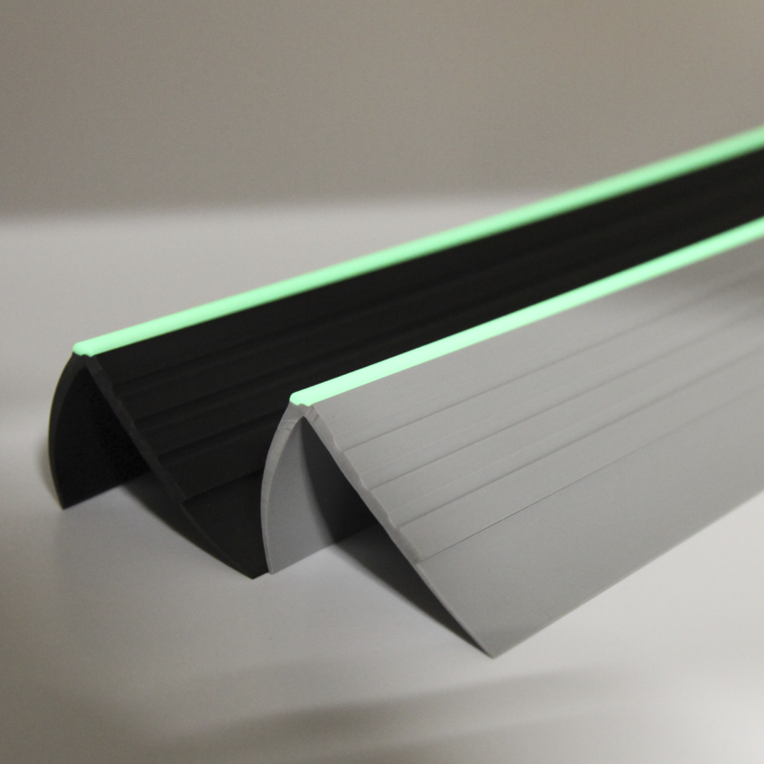 Treppenkantenprofil Fluoreszierend 40x40 mm, Treppenprofil PVC für Treppenstufen, Antirutsch RDFL, schwarz, 150 cm