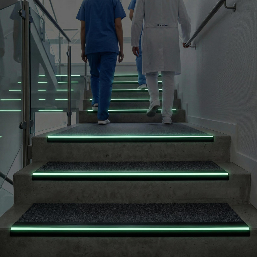 Treppenkantenprofil Fluoreszierend 40x40 mm, Treppenprofil PVC für Treppenstufen, Antirutsch RDFL, dunkelgrau, 150 cm